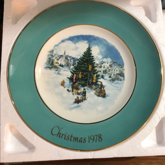 Avon Christmas Plate Collection - Picture 6 of 8